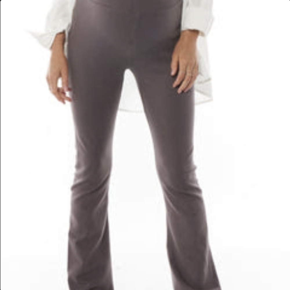 Bae Boot Cut Manerity Yoga Pants. Veeery Stetchy. Im Normally SIZE 10